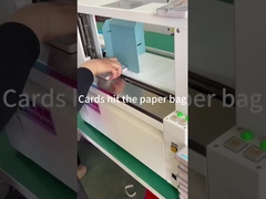 カードが紙袋に当たった